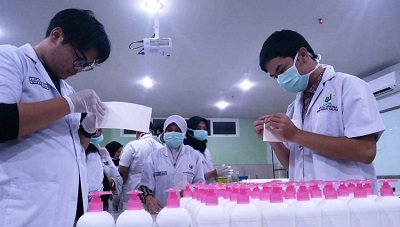 UNUSA Surabaya Bikin Hand Sanitizer Sendiri untuk Sekolah dan Masjid