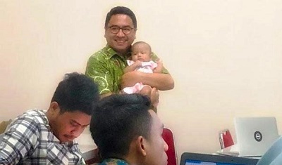 Viral Foto Mengajar Sambil Gendong Bayi, Nitizen: 200 Jempol untuk Bapak