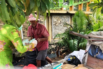 Muslimat NU Salurkan Bantuan Masker dan Sembako untuk Warga Rentan Covid-19