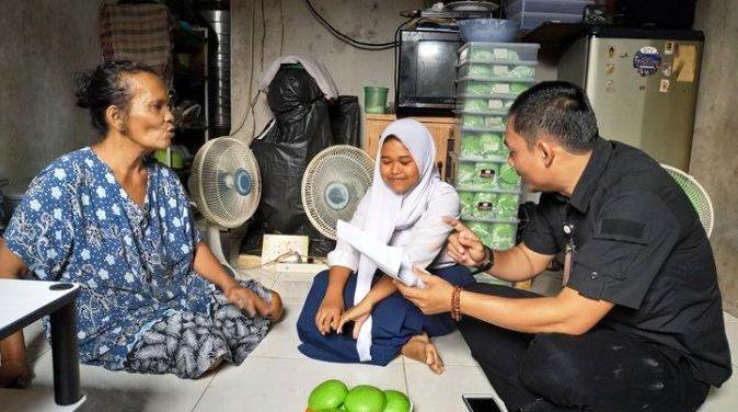 Ketika Staf kepresiden mendatangi rumah Dewi dan memberikan bantuan berupa sejumlah uang